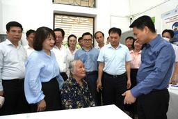 Bí thư Thành ủy Lê Ngọc Châu kiểm tra công tác khám sức khỏe định kỳ cho người cao tuổi