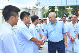 Chủ tịch UBND thành phố Đỗ Thành Trung thăm Trung tâm Y tế quân dân y Bạch Long Vĩ.