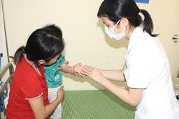 Tay chân miệng tăng nhanh, phụ huynh không nên bỏ qua dấu hiệu giật mình ở trẻ