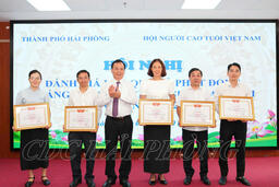 Tặng Bằng khen cho các tập thể và cá nhân có thành tích trong công tác tổ chức Lễ phát động Tháng hành động người cao tuổi Việt Nam.